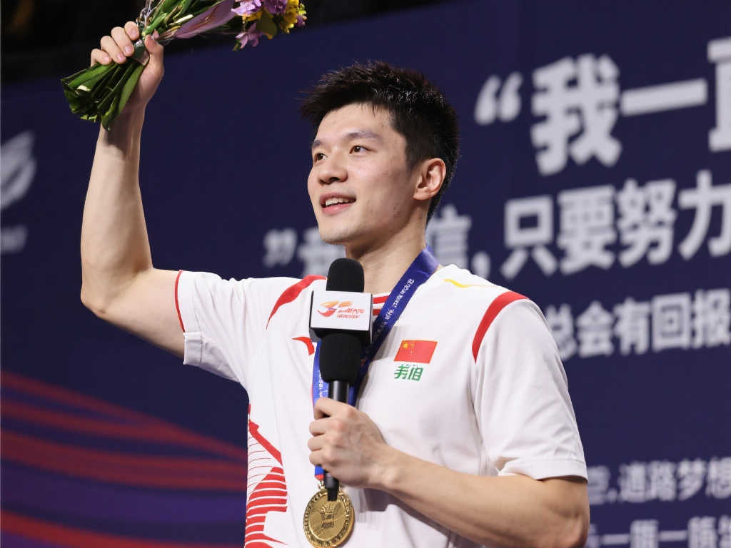 中国第一人！赵心童世锦赛问鼎，克鲁斯堡骄傲挥舞五星红旗